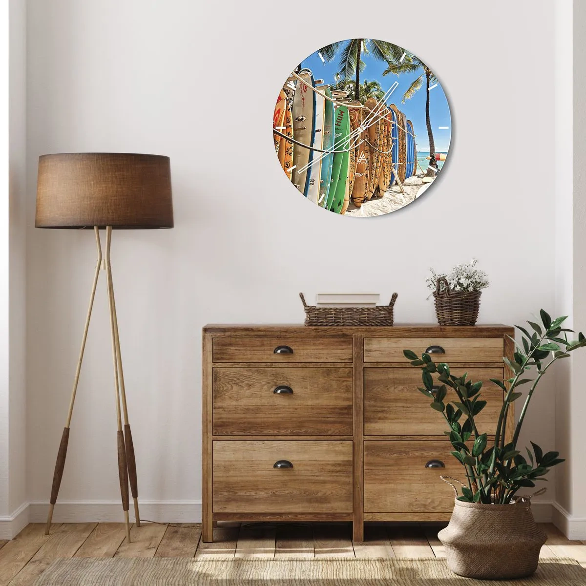 Relógio de parede - Relógio em vidro - Pranchas de surfe coloridas com uma praia e palmeiras ao fundo - 30x30cm - Diversão ensolarada - Decoração de parede moderna para a sala de estar, cozinha e quarto ARTTOR