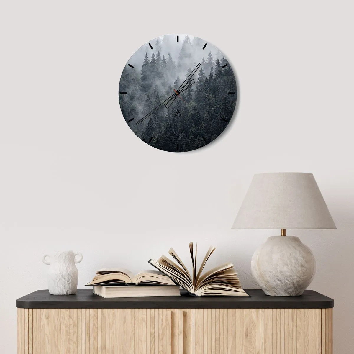 Relógio de parede - Relógio em vidro - Uma floresta de coníferas enevoada em uma cena sombria e sombria - 30x30cm - O amanhecer da floresta - Decoração de parede moderna para a sala de estar, cozinha e quarto ARTTOR