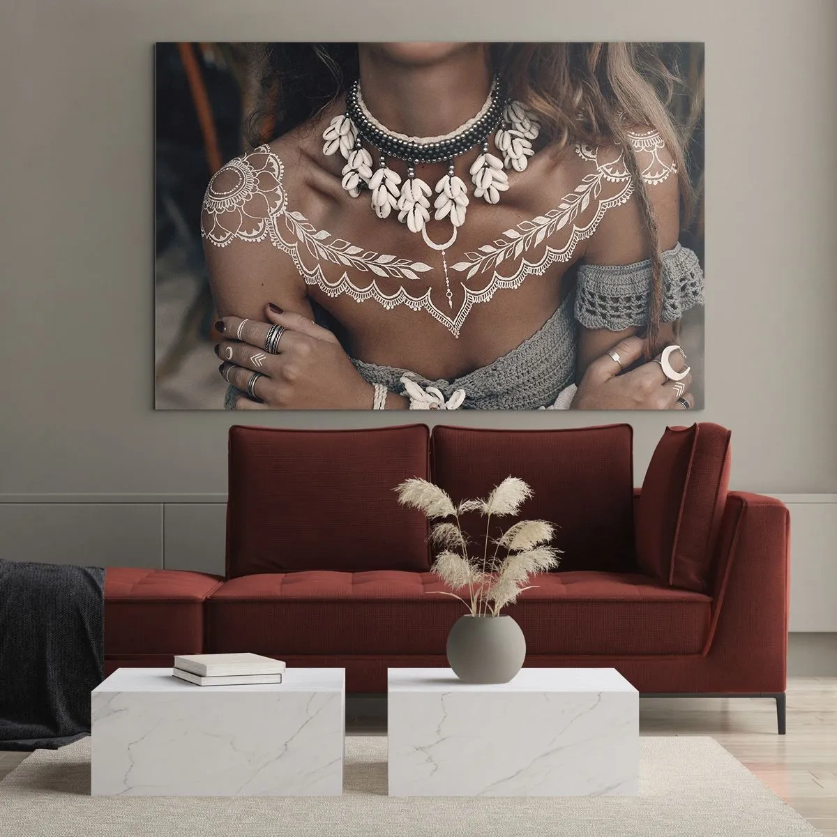 Quadro em vidro - Close-up de uma mulher usando um colar de conchas e uma tatuagem branca - 70x50cm - Talismãs, rituais de feminilidade - Decoração de parede moderna para a sala de estar e quarto ARTTOR