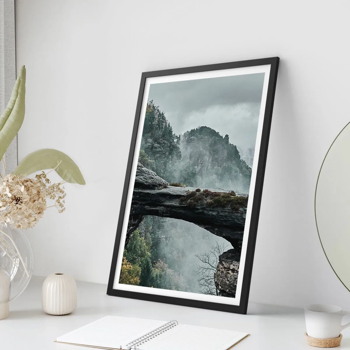 Pôster com moldura preta - Uma fotografia de uma misteriosa ponte de pedra envolta em neblina em uma paisagem montanhosa. - 50x70cm - A aventura está prestes a começar - Decoração de parede moderna para a sala de estar e quarto ARTTOR