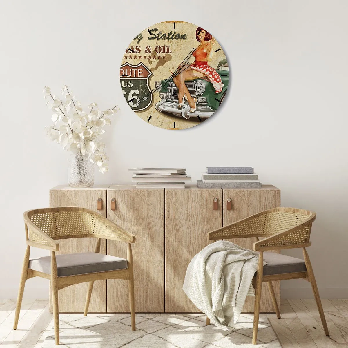 Relógio de parede - Relógio em vidro - Garota pin-up e carro retrô - 30x30cm - Os gloriosos anos 40 - Decoração de parede moderna para a sala de estar, cozinha e quarto ARTTOR