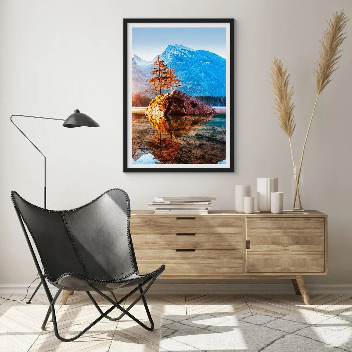Pôster com moldura preta - Árvores em uma rocha refletidas em um lago calmo - 50x70cm - A natureza sob uma nova luz - Decoração de parede moderna para a sala de estar e quarto ARTTOR