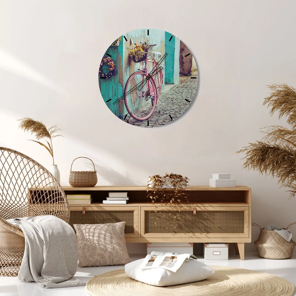 Relógio de parede - Relógio em vidro - Uma bicicleta rosa ao lado de um muro turquesa em uma rua de paralelepípedos - 30x30cm - Volto logo - Decoração de parede moderna para a sala de estar, cozinha e quarto ARTTOR