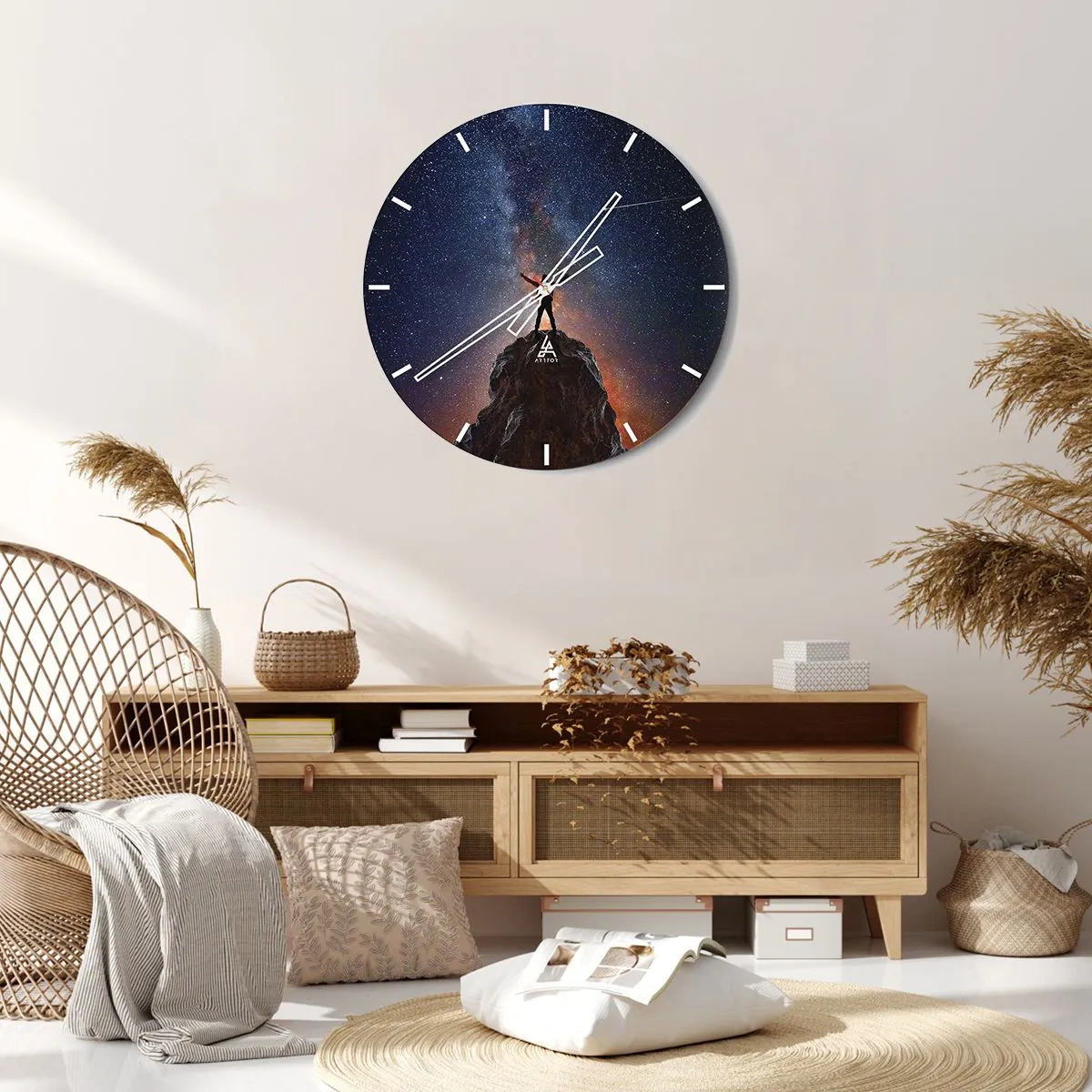Relógio de parede - Relógio em vidro - Uma figura no topo de uma montanha sob um céu estrelado - 30x30cm - A força está comigo! - Decoração de parede moderna para a sala de estar, cozinha e quarto ARTTOR