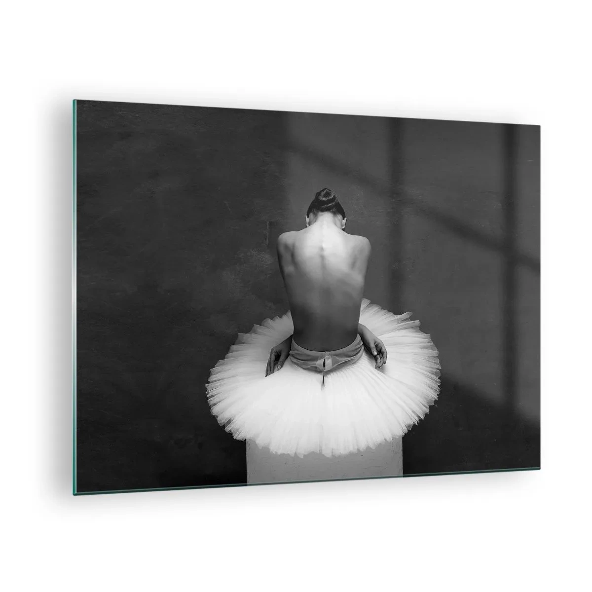 Quadro em vidro - Uma bailarina sentada com uma saia de tule contra uma sombra - 70x50cm - Está a florescer - Decoração de parede moderna para a sala de estar e quarto ARTTOR