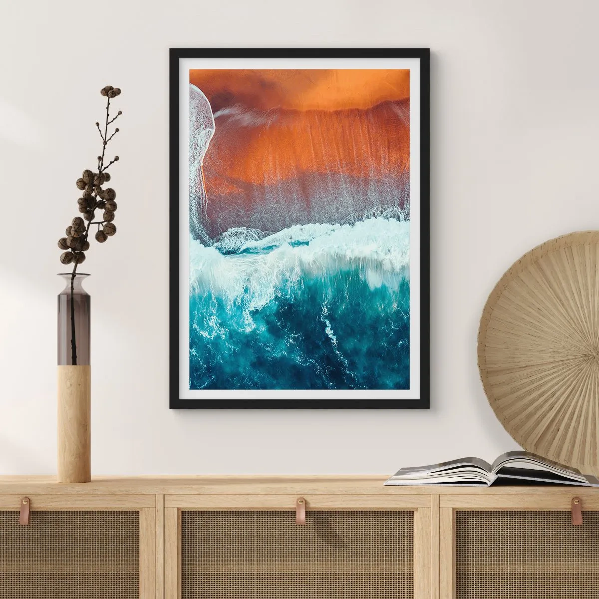 Pôster com moldura preta - Ondas do oceano quebrando contra a costa com areia de cores quentes - 50x70cm - Toque do oceano - Decoração de parede moderna para a sala de estar e quarto ARTTOR