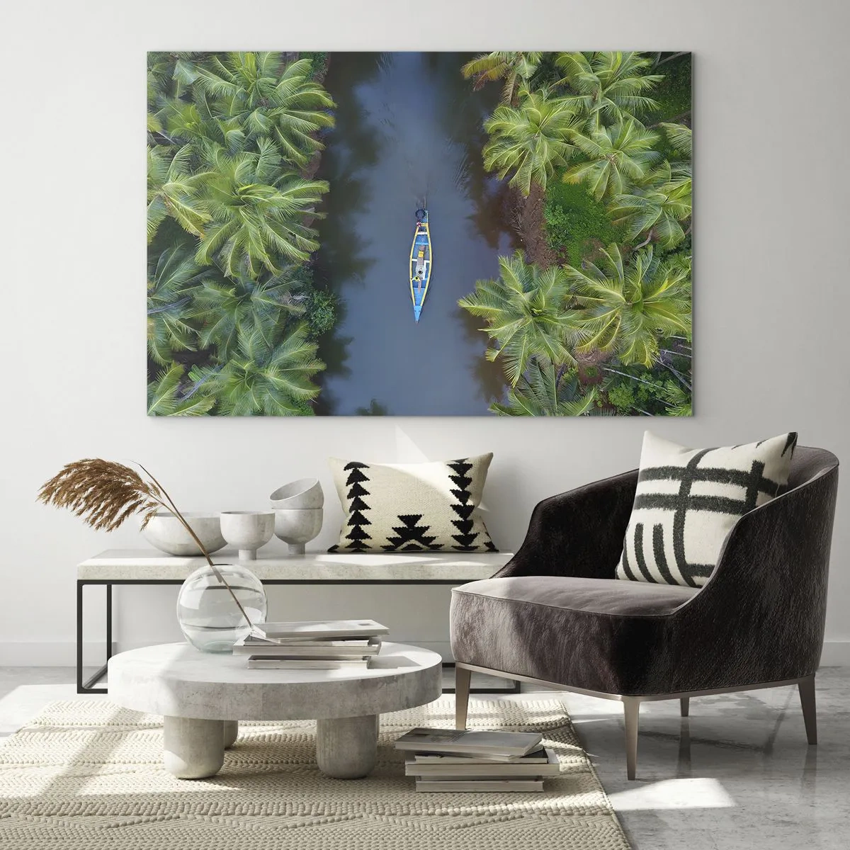 Quadro em vidro - Uma vista aérea de um barco navegando por um canal entre palmeiras tropicais - 70x50cm - Em uma trilha tropical - Decoração de parede moderna para a sala de estar e quarto ARTTOR