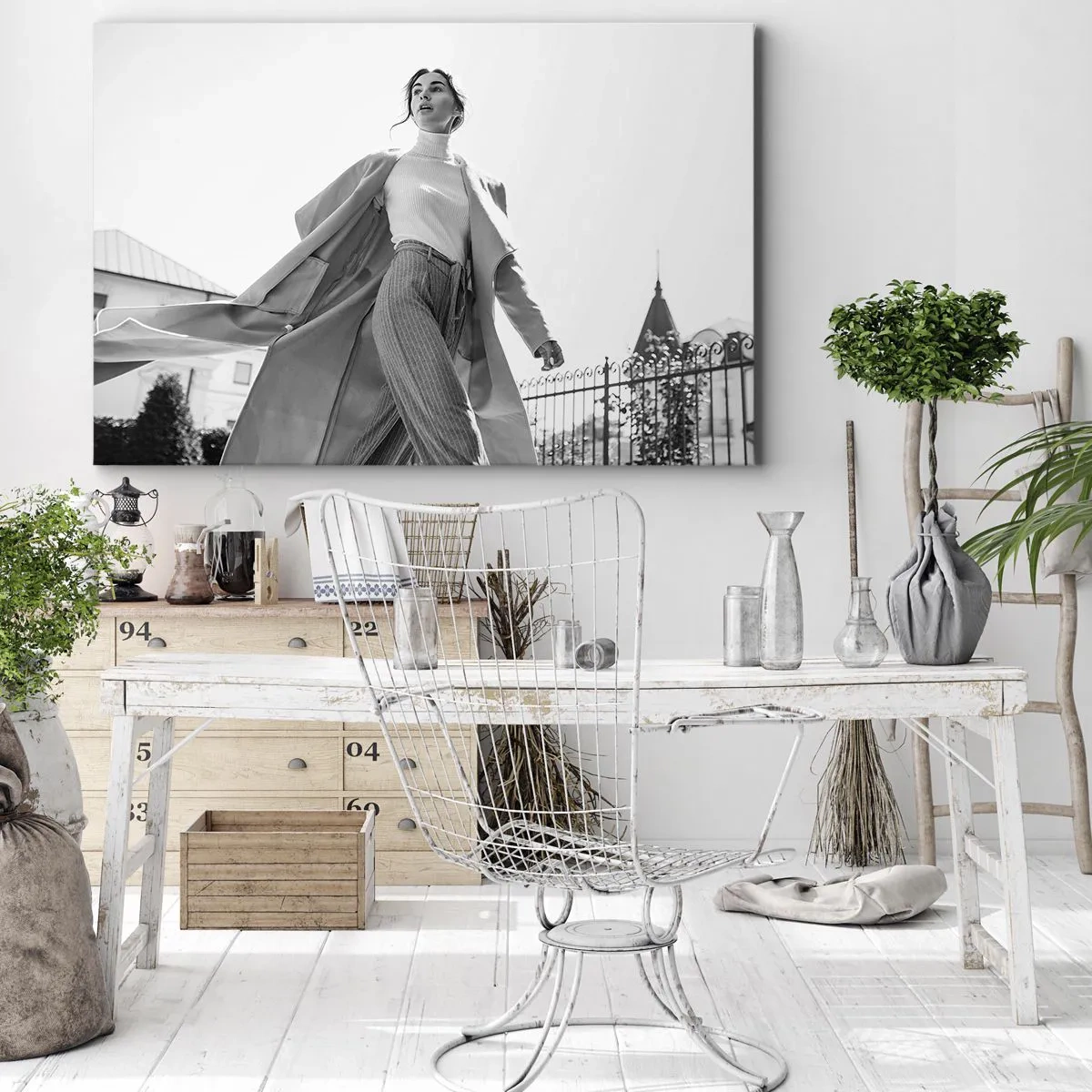 Quadro em tela - Mulher estilosa com um casaco contra um fundo arquitetônico preto e branco - 70x50cm - Vens comigo? - Decoração de parede moderna para a sala de estar e quarto ARTTOR