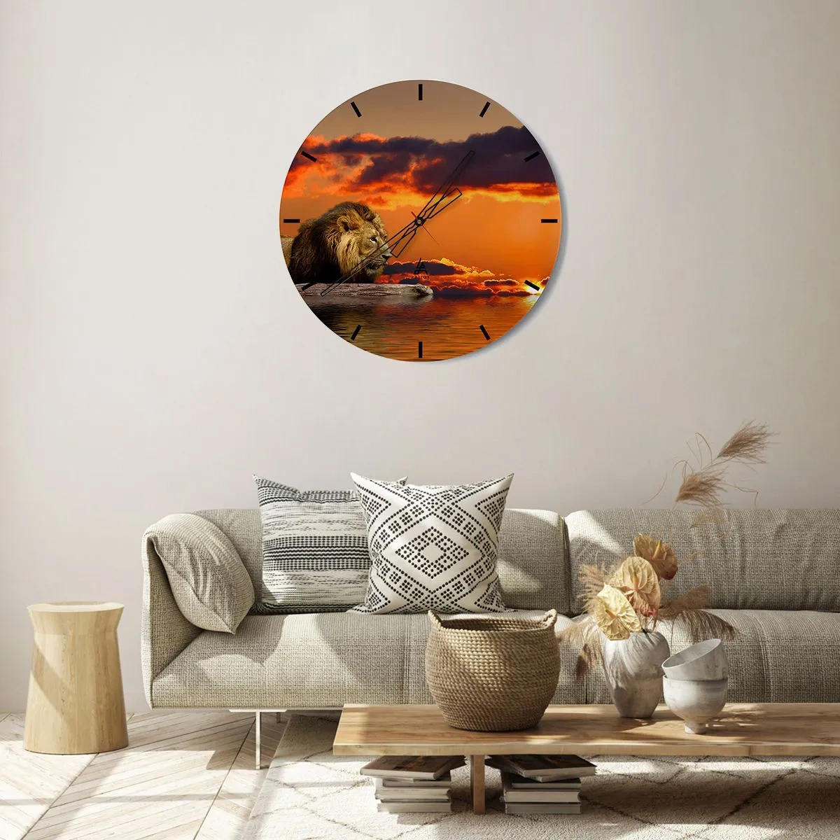 Relógio de parede - Relógio em vidro - Um leão descansando tendo como pano de fundo o pôr do sol - 30x30cm - Rei da natureza - Decoração de parede moderna para a sala de estar, cozinha e quarto ARTTOR