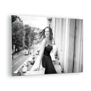 Quadro em vidro - Uma mulher de vestido preto em uma varanda em estilo parisiense - 70x50cm - Certamente uma parisiense - Decoração de parede moderna para a sala de estar e quarto ARTTOR