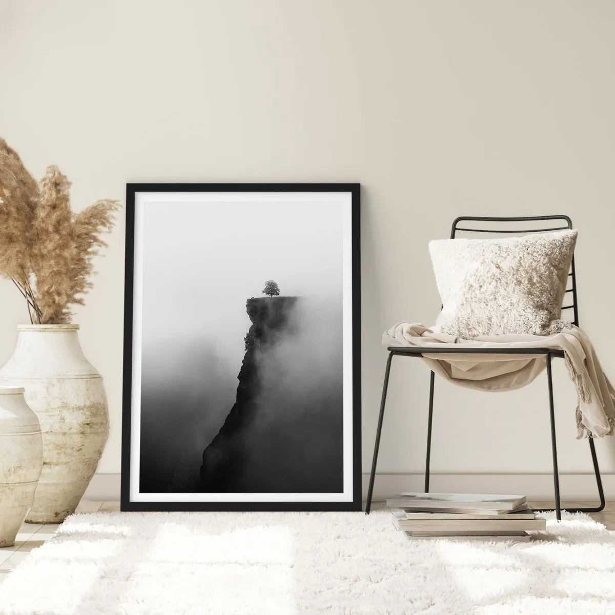 Pôster com moldura preta - Uma árvore solitária na beira de um penhasco cercada por neblina - 50x70cm - No limite do mundo - Decoração de parede moderna para a sala de estar e quarto ARTTOR