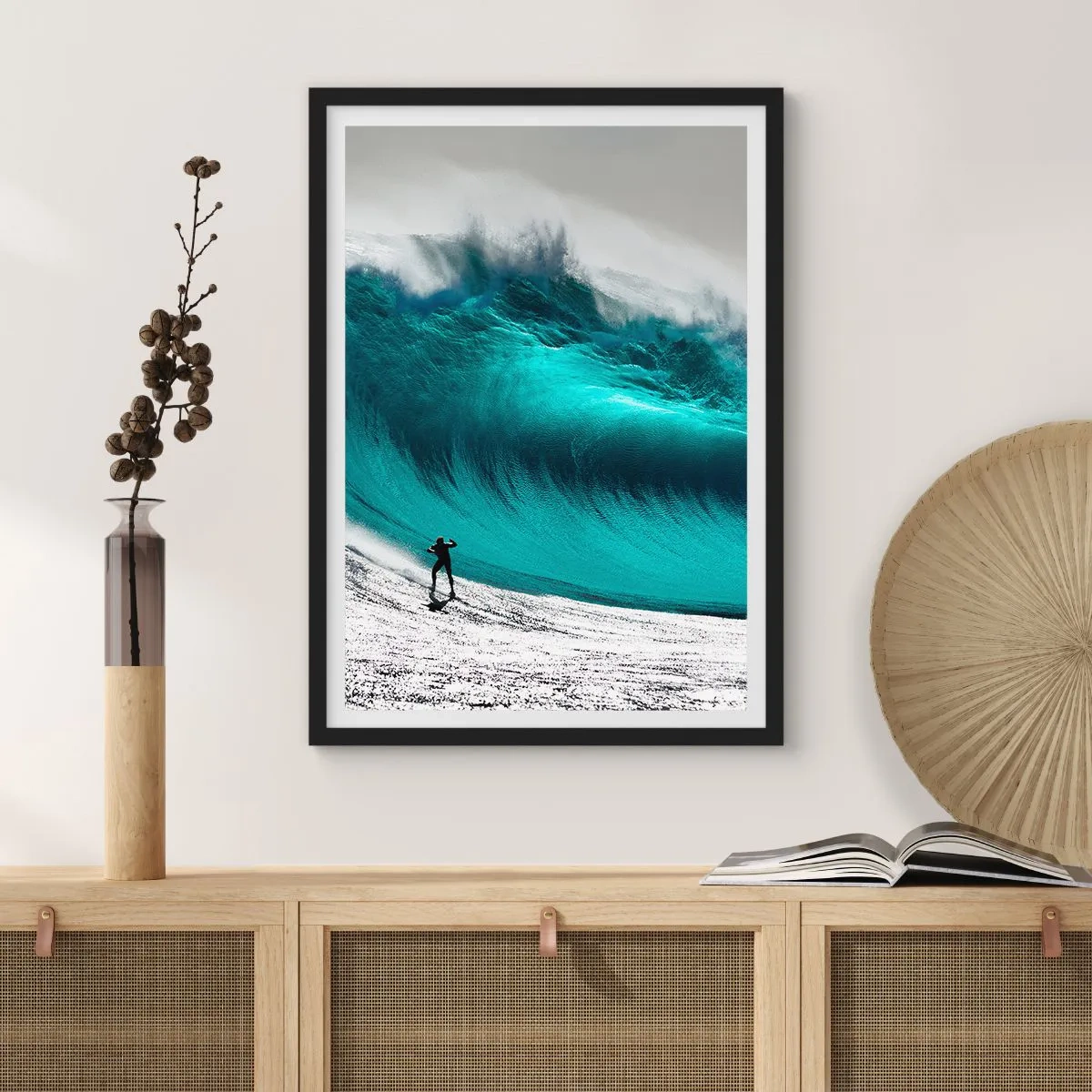 Pôster com moldura preta - Um surfista em frente a uma enorme onda turquesa. - 50x70cm - Desafio aceite - Decoração de parede moderna para a sala de estar e quarto ARTTOR