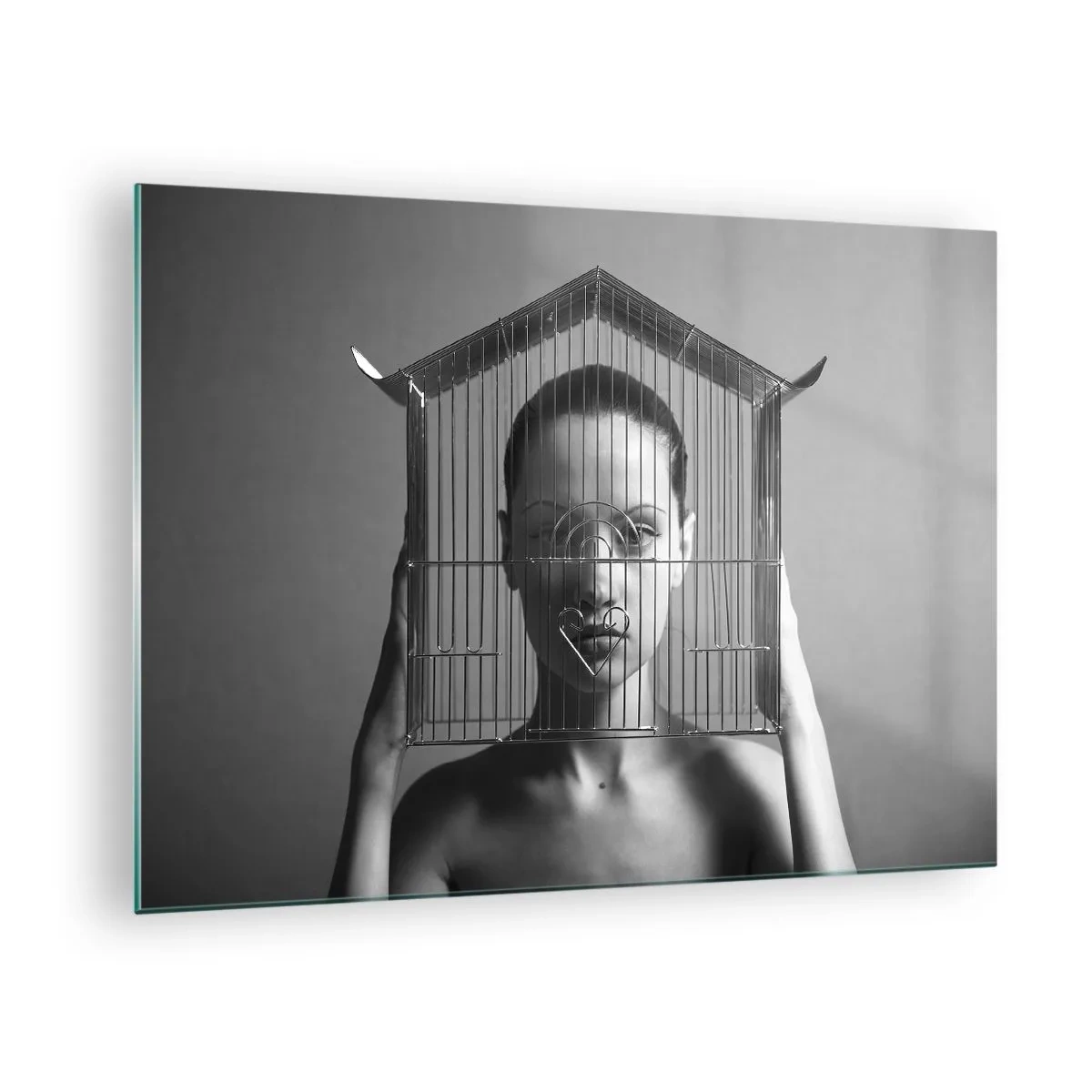 Quadro em vidro - Mulher com uma gaiola em forma de casa no rosto em preto e branco - 70x50cm - Retrato um pouco surreal - Decoração de parede moderna para a sala de estar e quarto ARTTOR