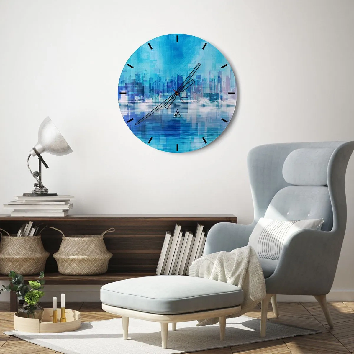 Relógio de parede - Relógio em vidro - Um panorama da cidade em tons de azul e roxo com um efeito abstrato. - 30x30cm - Imerso em azul - Decoração de parede moderna para a sala de estar, cozinha e quarto ARTTOR