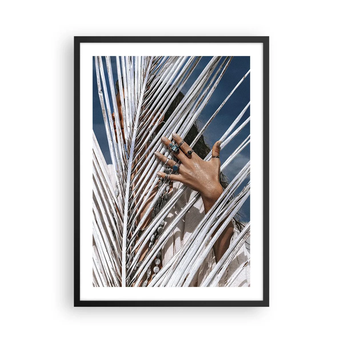 Pôster com moldura preta - Uma mão com anéis atrás de folhas de palmeira - 50x70cm - A xamã - Decoração de parede moderna para a sala de estar e quarto ARTTOR