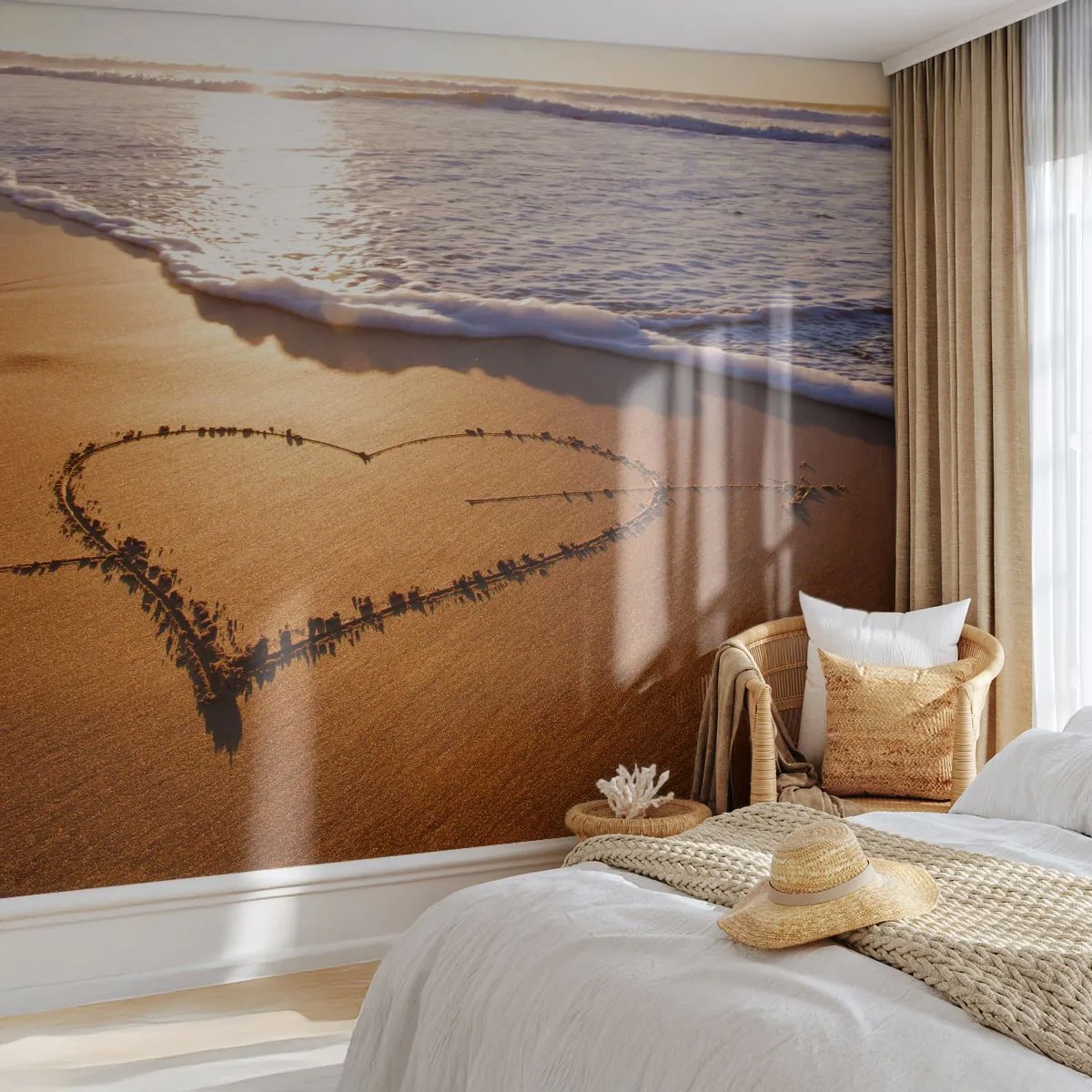 Papel de Parede Standard Eco - Um coração trespassado por uma flecha desenhada na areia do mar - 100x70cm - Declaração de férias - Decoração de parede moderna para a sala de estar e quarto ARTTOR