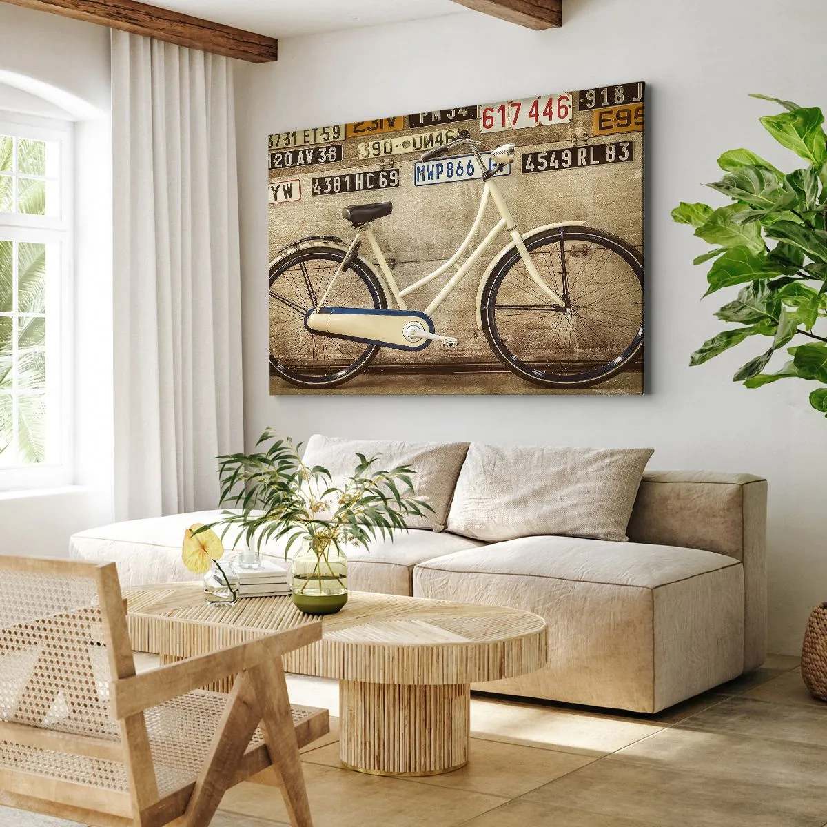 Quadro em tela - Uma bicicleta retrô contra uma parede decorada com placas de veículos - 70x50cm - Sem complexos - Decoração de parede moderna para a sala de estar e quarto ARTTOR