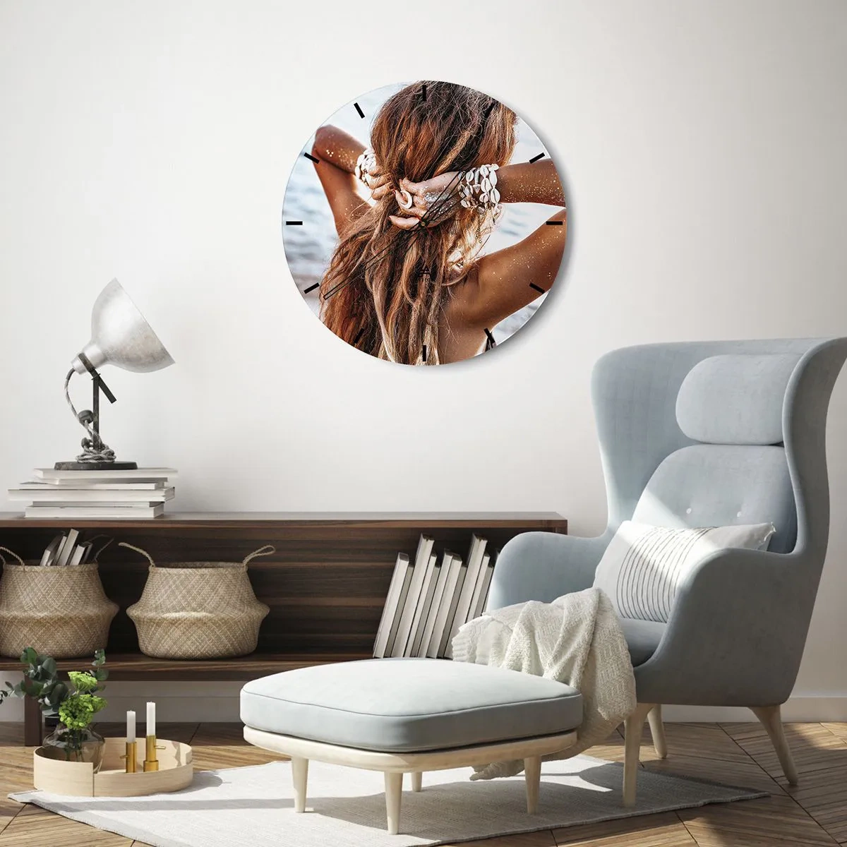Relógio de parede - Relógio em vidro - Uma mulher bronzeada perto da água com conchas no cabelo - 30x30cm - Irmã da água e do sol - Decoração de parede moderna para a sala de estar, cozinha e quarto ARTTOR