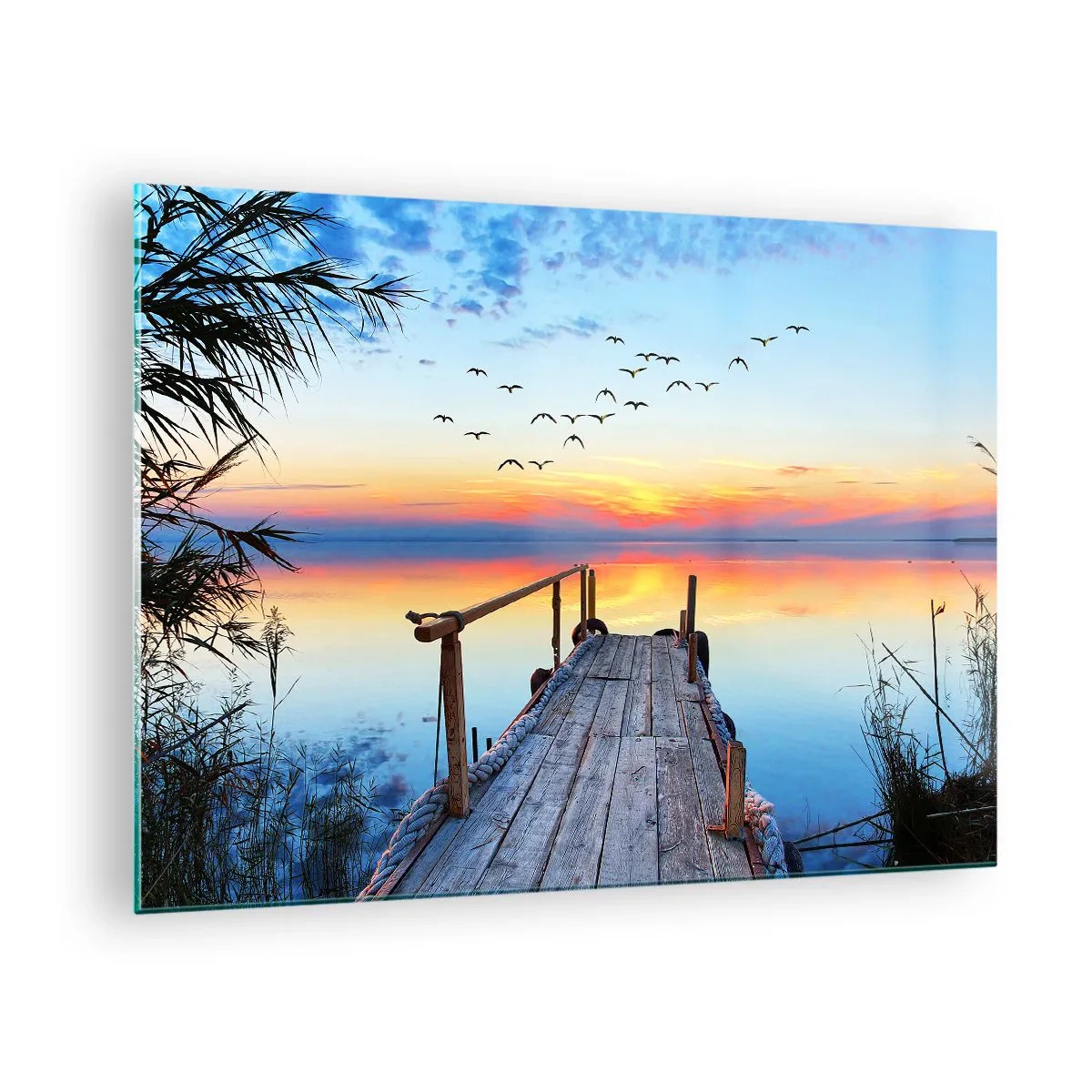 Quadro em vidro - Um cais de madeira sobre um lago ao pôr do sol com um bando de pássaros voando acima - 70x50cm - É hora de voltar... - Decoração de parede moderna para a sala de estar e quarto ARTTOR