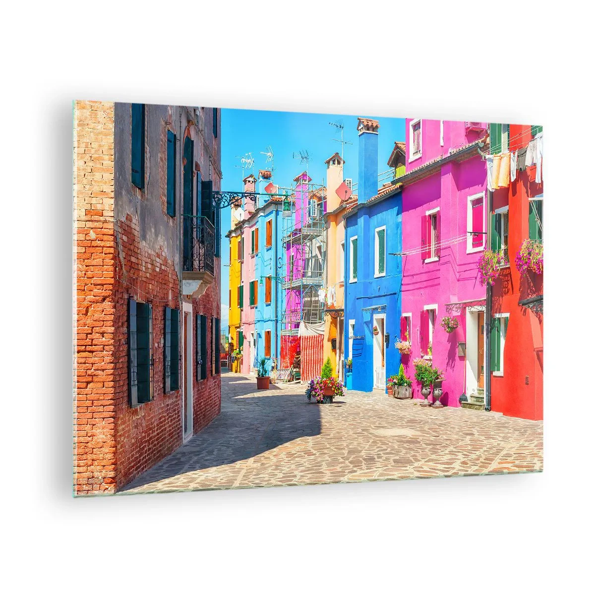 Quadro em vidro - Edifícios coloridos em uma rua estreita em uma cidade ensolarada - 70x50cm - A Cidade dos Papagaios - Decoração de parede moderna para a sala de estar e quarto ARTTOR