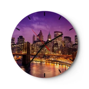 Relógio de parede - Relógio em vidro - Panorama da cidade com a ponte e a iluminação no cenário noturno - 30x30cm - Manhathann roxa e dourada - Decoração de parede moderna para a sala de estar, cozinha e quarto ARTTOR