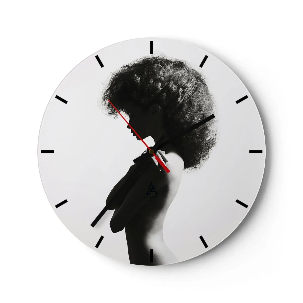 Relógio de parede - Relógio em vidro - Retrato em preto e branco de uma mulher de meio perfil com um penteado dinâmico - 30x30cm - Como uma flor em um caule fino - Decoração de parede moderna para a sala de estar, cozinha e quarto ARTTOR