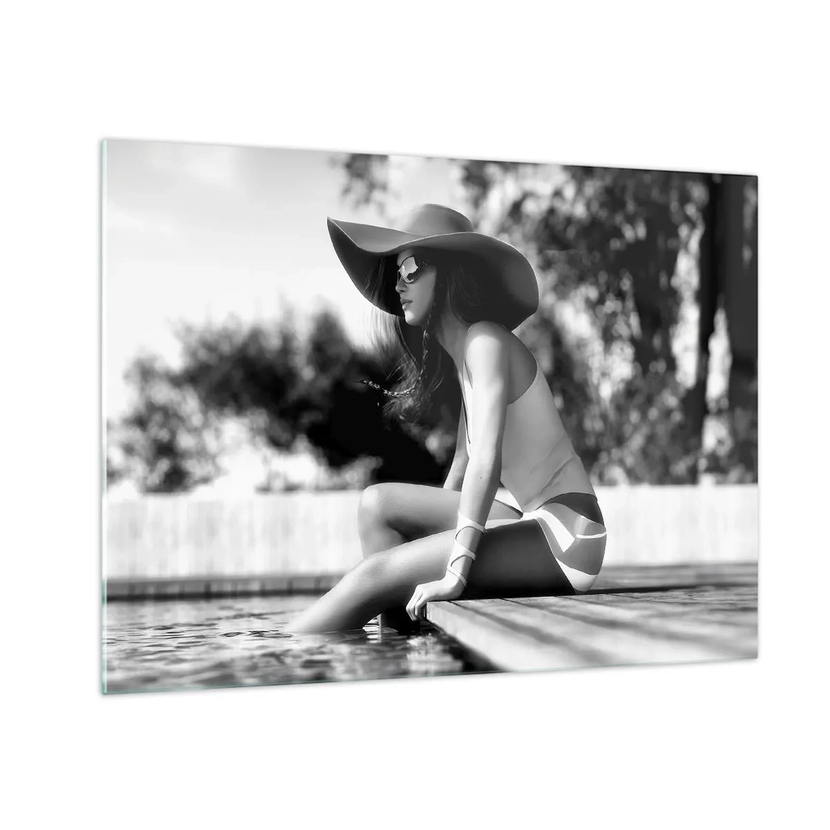 Quadro em vidro - Mulher usando chapéu sentada à beira da piscina em preto e branco - 70x50cm - Sonho de verão - Decoração de parede moderna para a sala de estar e quarto ARTTOR