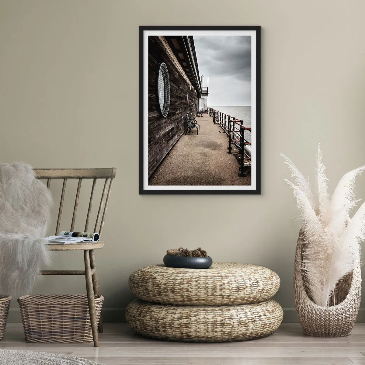 Pôster com moldura preta - Píer de madeira com bancos à beira do mar calmo - 50x70cm - O tempo parou - Decoração de parede moderna para a sala de estar e quarto ARTTOR