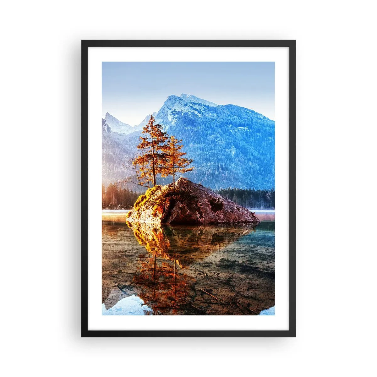 Pôster com moldura preta - Árvores em uma rocha refletidas em um lago calmo - 50x70cm - A natureza sob uma nova luz - Decoração de parede moderna para a sala de estar e quarto ARTTOR