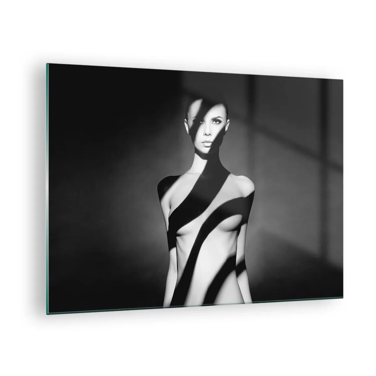 Quadro em vidro - Retrato em preto e branco de uma mulher com sombras marcantes - 70x50cm - No brilho e na sombra - Decoração de parede moderna para a sala de estar e quarto ARTTOR