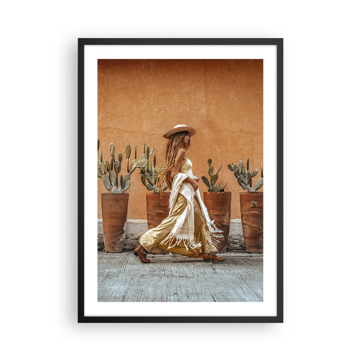 Pôster com moldura preta - Mulher estilosa com um chapéu em um fundo de cactos - 50x70cm - Estilo hippie - Decoração de parede moderna para a sala de estar e quarto ARTTOR