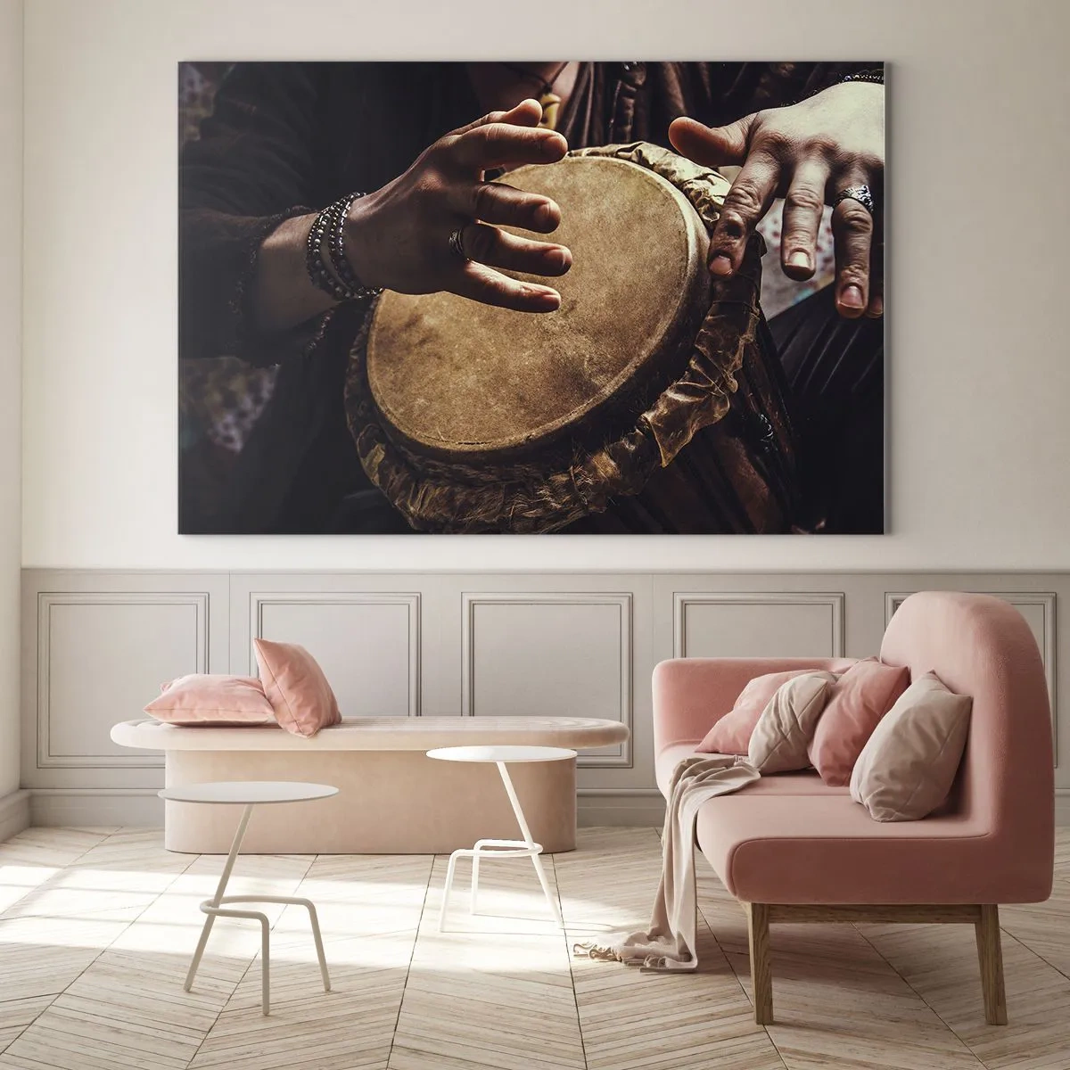 Quadro em vidro - Close-up de mãos tocando um tambor djembê sob luz quente. - 70x50cm - No ritmo do coração - Decoração de parede moderna para a sala de estar e quarto ARTTOR