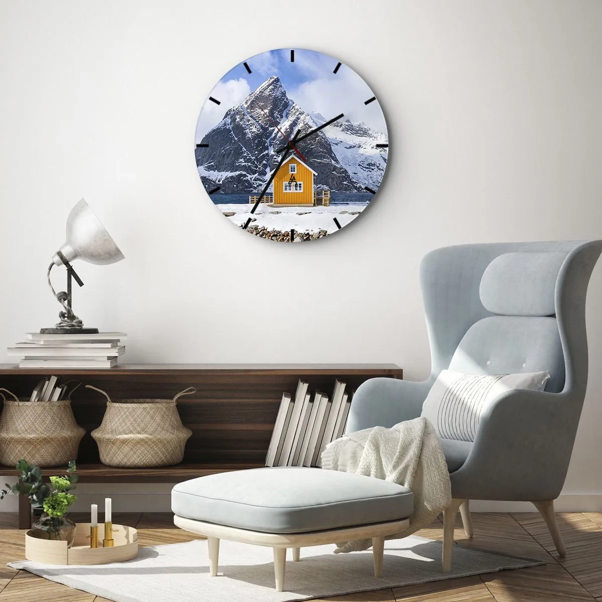 Relógio de parede - Relógio em vidro - Uma casa amarela perto da água com um cenário de montanhas cobertas de neve - 30x30cm - Feriados escandinavos - Decoração de parede moderna para a sala de estar, cozinha e quarto ARTTOR