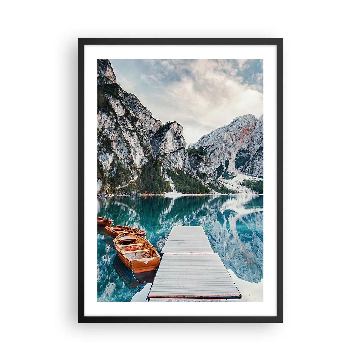Pôster com moldura preta - Um lago de montanha com barcos de madeira e um píer - 50x70cm - Vamos mostrar-lhe a beleza - Decoração de parede moderna para a sala de estar e quarto ARTTOR