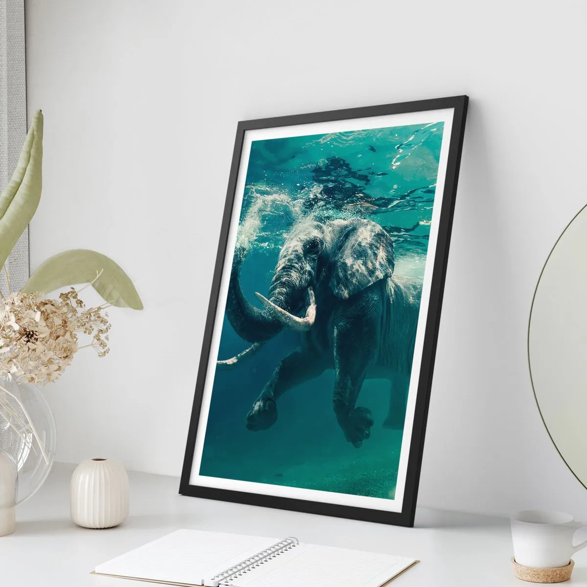 Pôster com moldura preta - Um elefante nadando em águas turquesas - 50x70cm - Todo mundo gosta de nadar - Decoração de parede moderna para a sala de estar e quarto ARTTOR