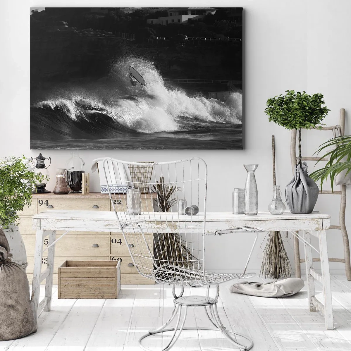 Quadro em tela - Um surfista pegando uma onda em monocromático - 70x50cm - Desafio aceito! - Decoração de parede moderna para a sala de estar e quarto ARTTOR