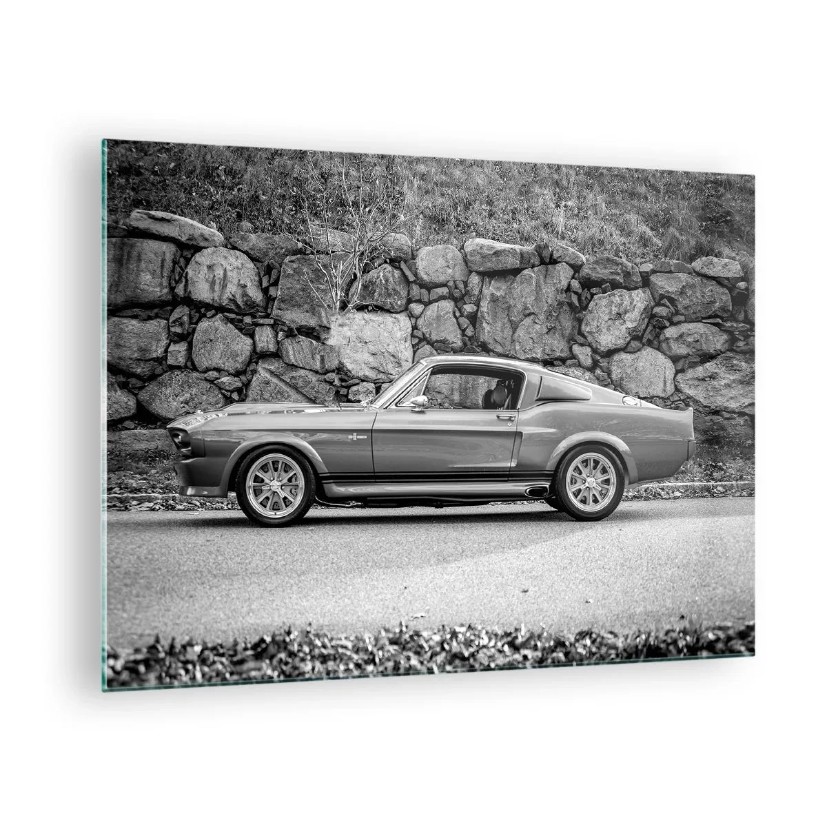 Quadro em vidro - Um carro clássico contra uma parede de pedra - 70x50cm - Lenda dos anos 60 - Decoração de parede moderna para a sala de estar e quarto ARTTOR