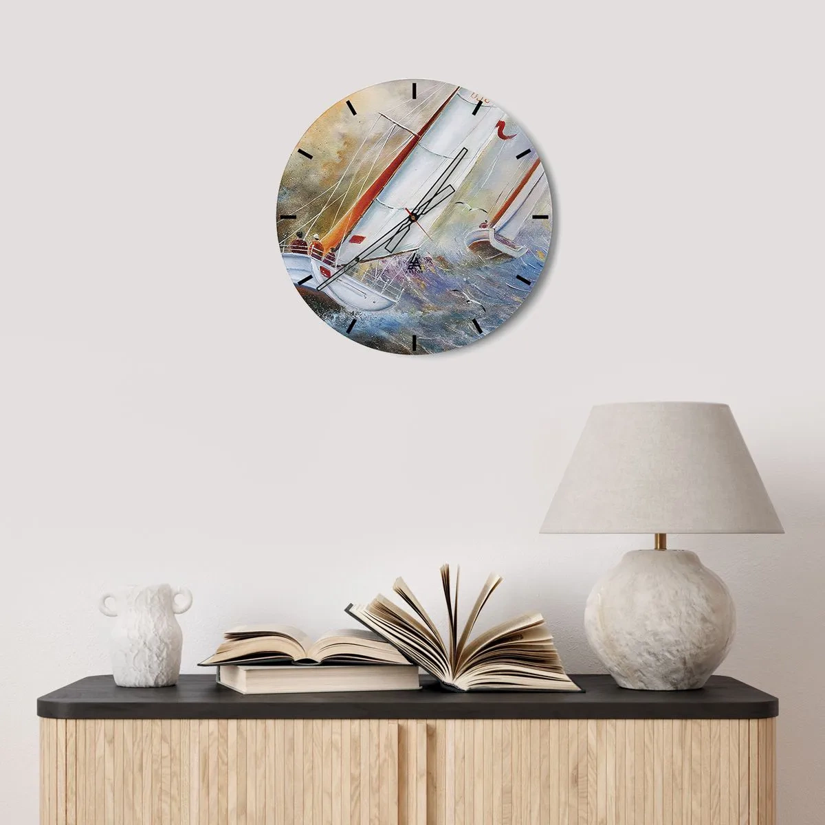 Relógio de parede - Relógio em vidro - Veleiros em mar tempestuoso numa abordagem artística - 30x30cm - Correr sobre as ondas - Decoração de parede moderna para a sala de estar, cozinha e quarto ARTTOR
