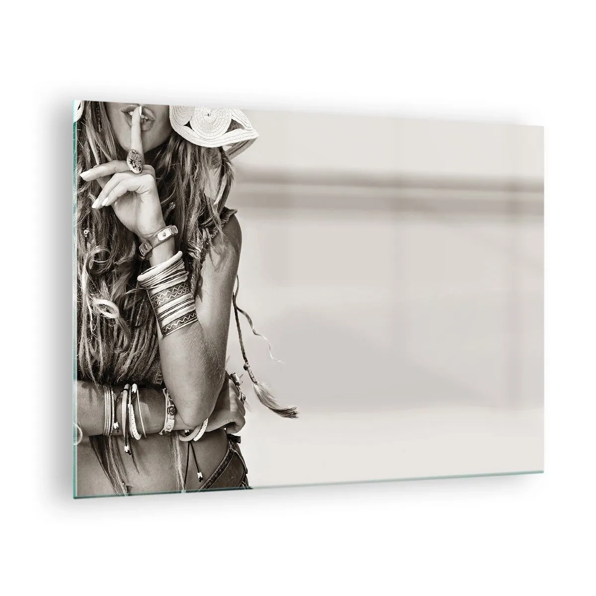 Quadro em vidro - Uma mulher com joias e o dedo nos lábios em uma foto artística - 70x50cm - Como uma menina - Decoração de parede moderna para a sala de estar e quarto ARTTOR