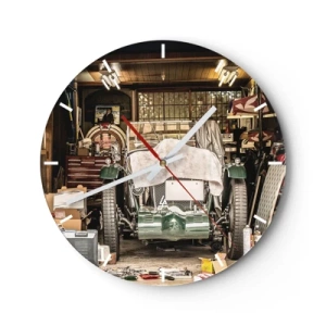 Relógio de parede - Relógio em vidro - Um carro velho em uma oficina cheia de ferramentas e peças - 30x30cm - De volta ao passado - Decoração de parede moderna para a sala de estar, cozinha e quarto ARTTOR