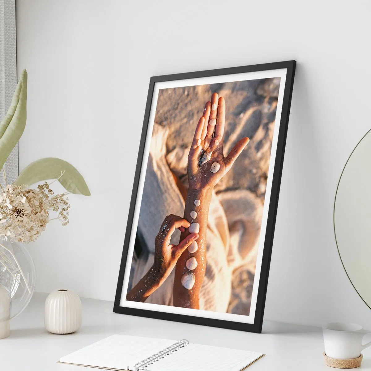 Pôster com moldura preta - Mãos decoradas com conchas em um fundo arenoso - 50x70cm - Beleza na ponta dos dedos - Decoração de parede moderna para a sala de estar e quarto ARTTOR