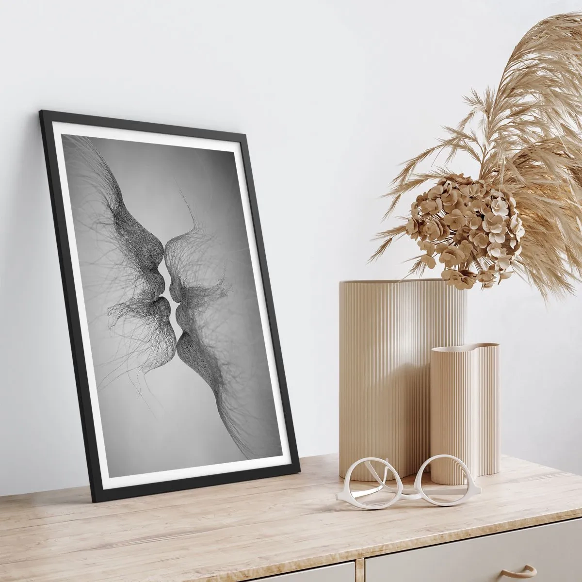 Pôster com moldura preta - Rostos abstratos no ato do beijo, preto e branco - 50x70cm - O beijo do vento - Decoração de parede moderna para a sala de estar e quarto ARTTOR