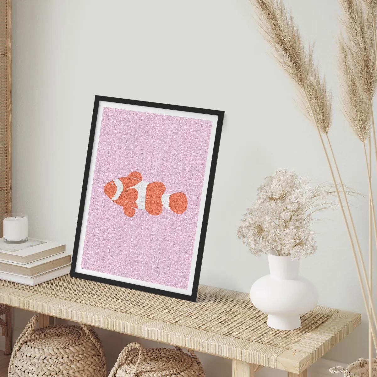 Pôster com moldura preta - Peixe-palhaço laranja em um fundo roxo - 50x70cm - Em coral no rosto e na cauda - Decoração de parede moderna para a sala de estar e quarto ARTTOR