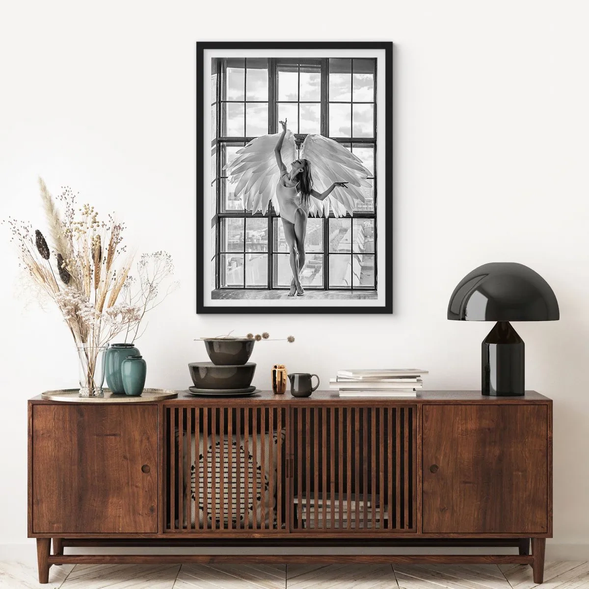 Pôster com moldura preta - Uma figura com asas de anjo contra o fundo de uma janela - 50x70cm - Cidade dos Anjos? - Decoração de parede moderna para a sala de estar e quarto ARTTOR