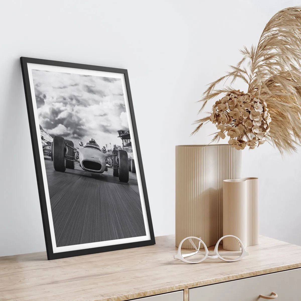 Pôster com moldura preta - Carro de corrida retrô na pista em preto e branco - 50x70cm - O ronco do motor - Decoração de parede moderna para a sala de estar e quarto ARTTOR