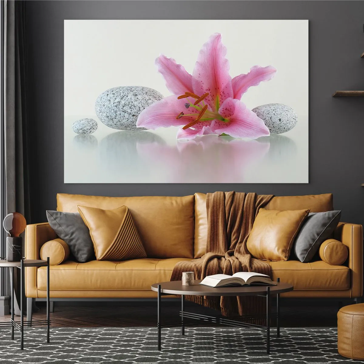 Quadro em vidro - Lírio rosa sobre um fundo de pedras brancas em estilo spa - 70x50cm - Estudo em rosa, cinza e branco - Decoração de parede moderna para a sala de estar e quarto ARTTOR
