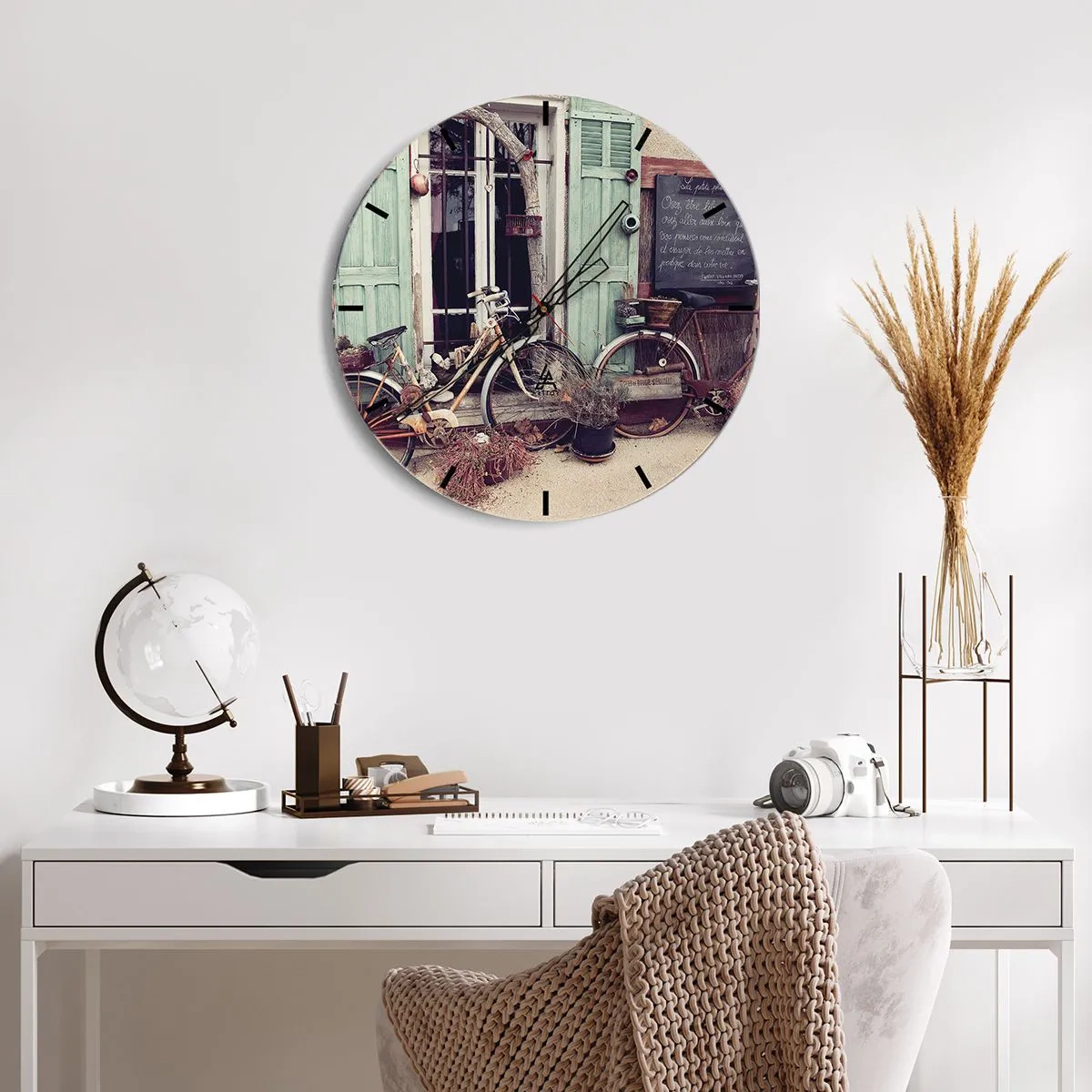 Relógio de parede - Relógio em vidro - Bicicletas retrô em frente a persianas verdes - 30x30cm - Viva a província - Decoração de parede moderna para a sala de estar, cozinha e quarto ARTTOR