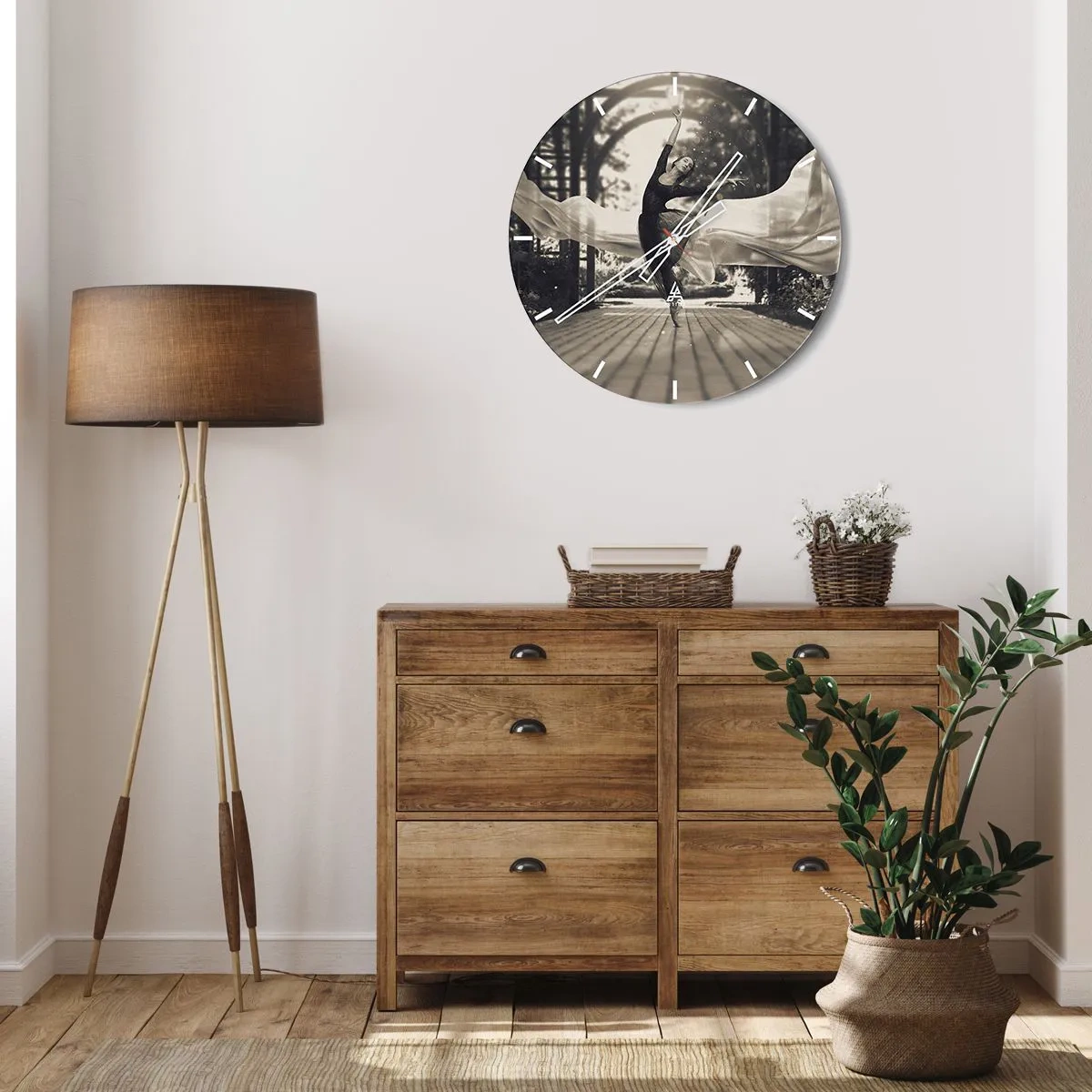 Relógio de parede - Relógio em vidro - Uma dançarina em movimento com tecido esvoaçante em um cenário preto e branco. - 30x30cm - A dança do espírito do jardim - Decoração de parede moderna para a sala de estar, cozinha e quarto ARTTOR