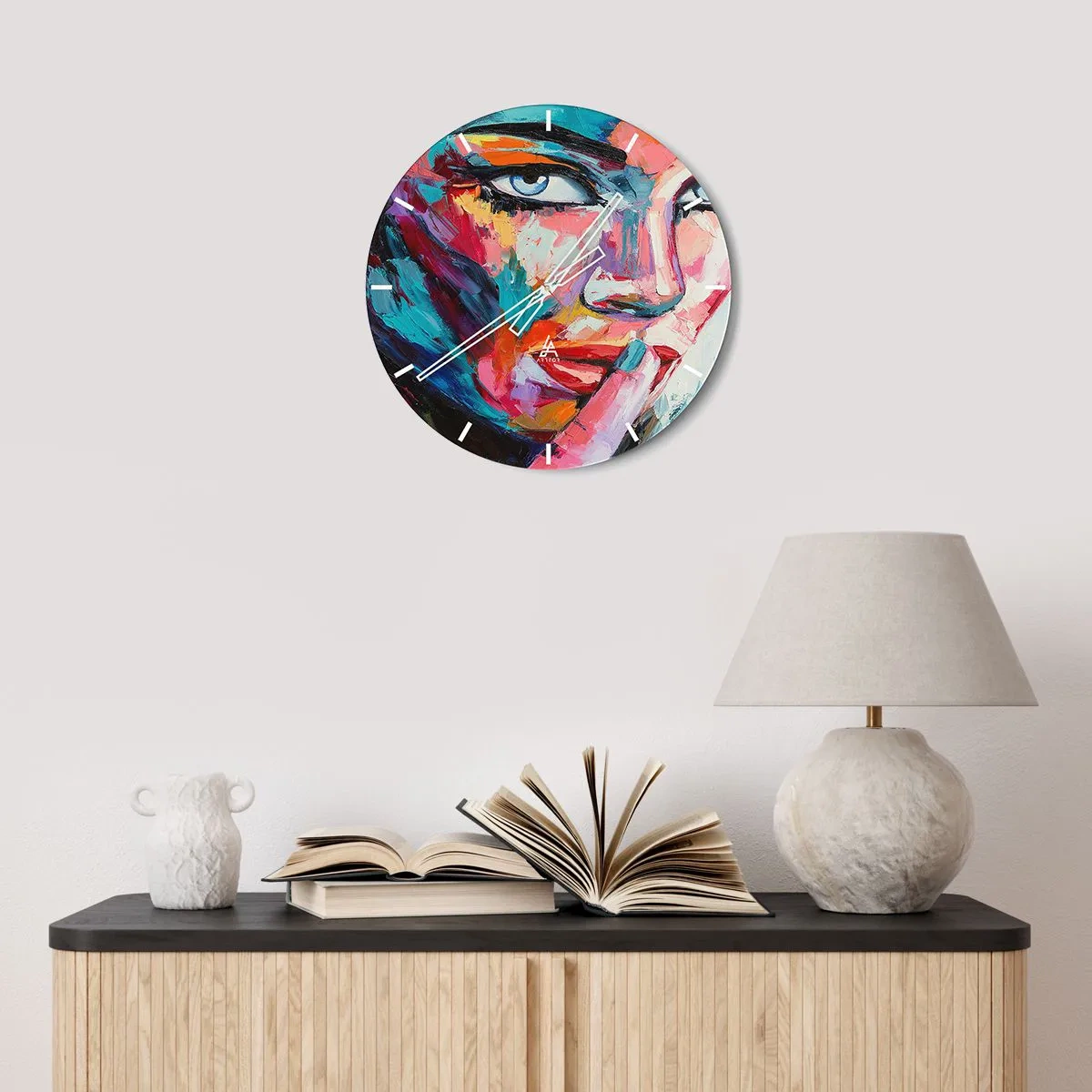 Relógio de parede - Relógio em vidro - Retrato de uma mulher em estilo abstrato com cores vivas - 30x30cm - O nosso primeiro segredo - Decoração de parede moderna para a sala de estar, cozinha e quarto ARTTOR