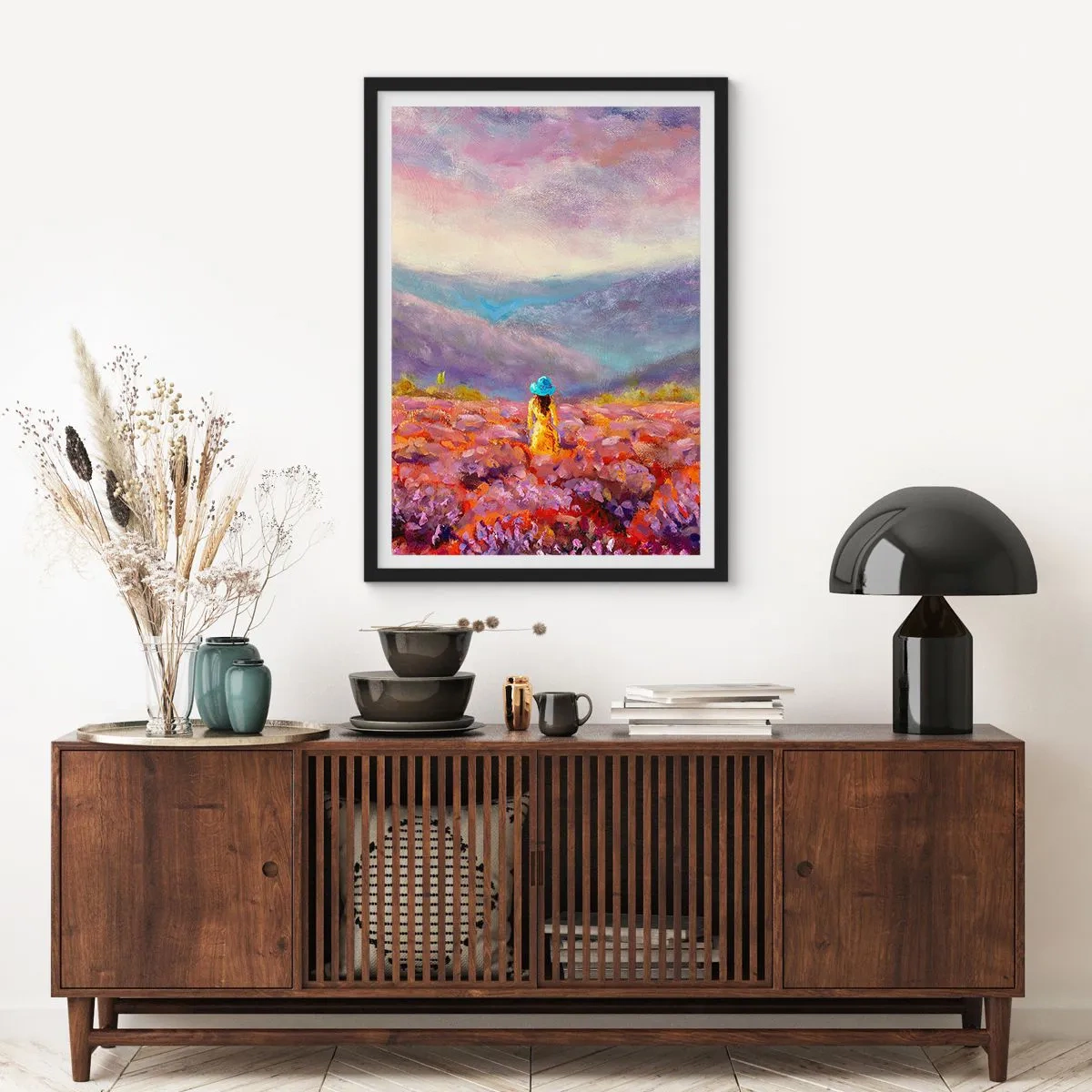 Pôster com moldura preta - Um campo de lavanda com uma mulher usando um chapéu tendo como pano de fundo uma montanha. - 50x70cm - No mundo da lavanda - Decoração de parede moderna para a sala de estar e quarto ARTTOR